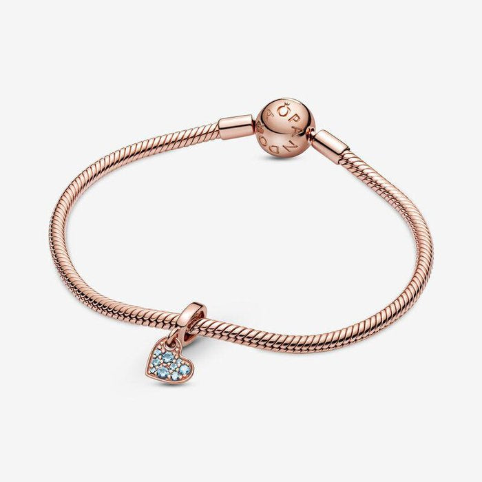 Charm pendente Cuore obliquo con pavé azzurro