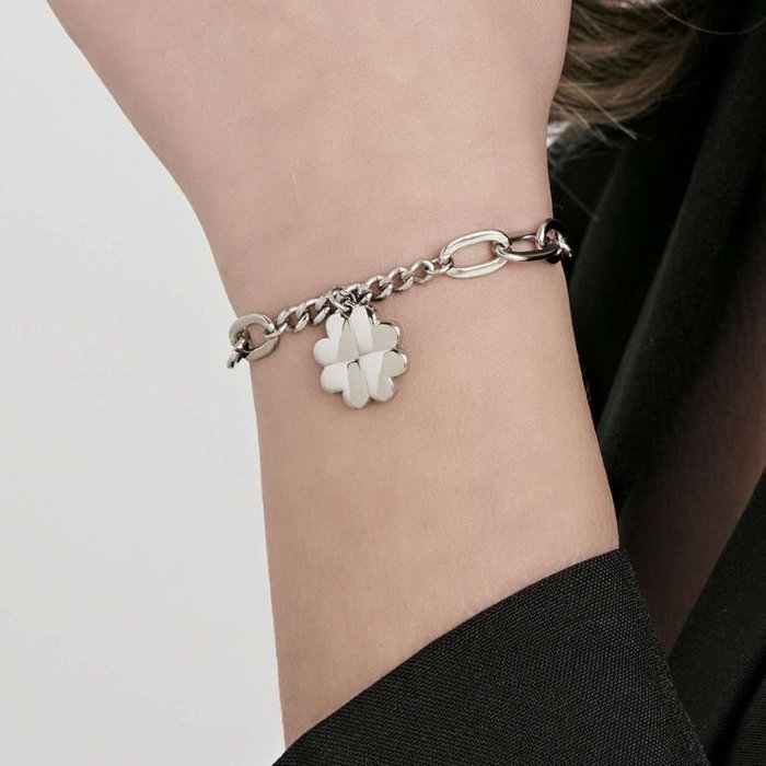 Bracciale in acciaio con quadrifoglio