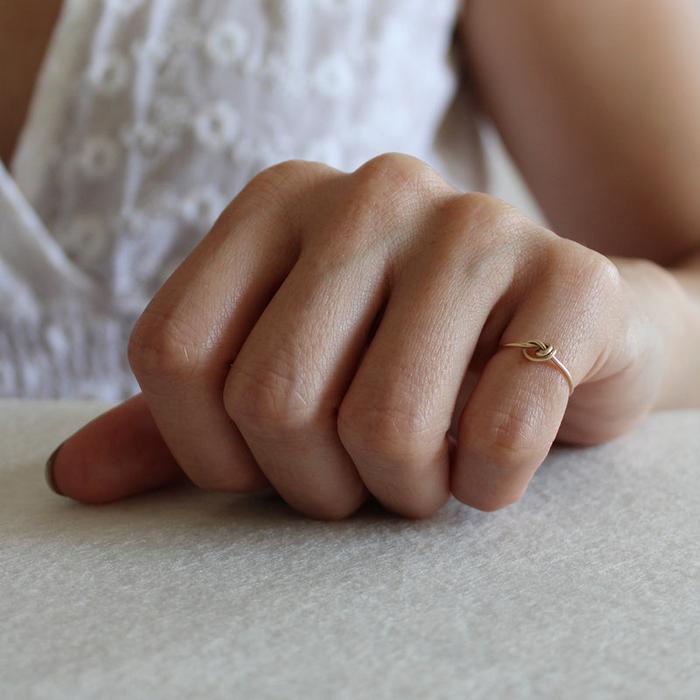 Anello Filodamore con Nodino in Oro 9kt