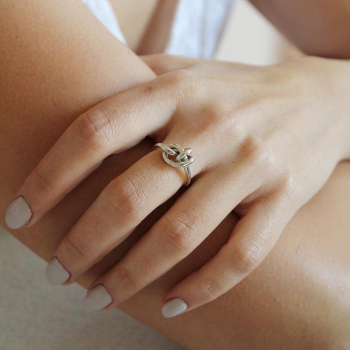 Anello Nodi d'Amore in Argento 925 con Diamante Rubino