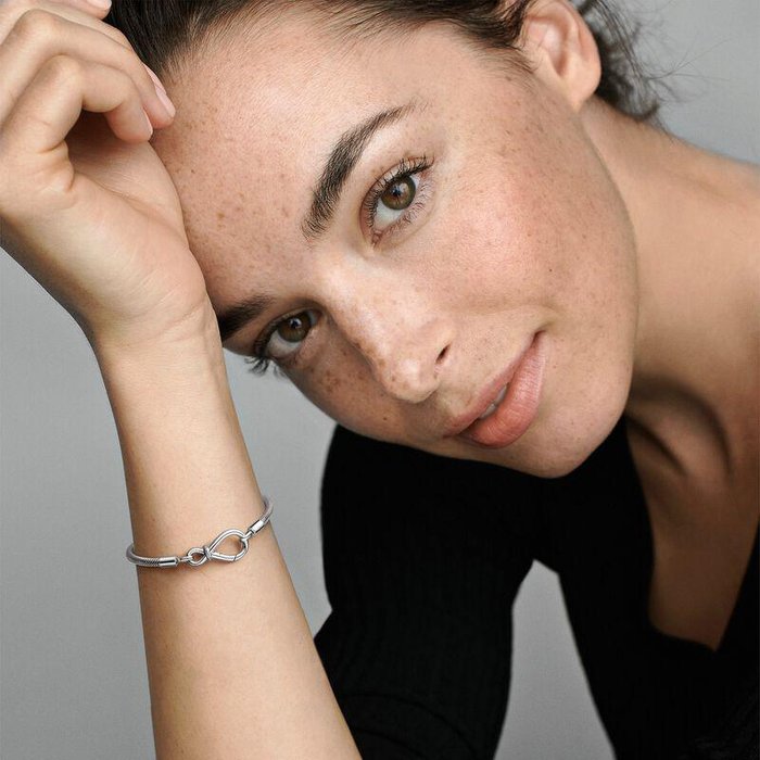 Bracciale con Chiusura a Nodo Infinito
