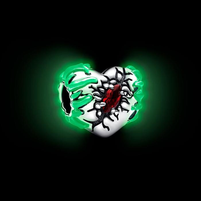 Charm Stranger Things, Cuore che si illumina al buio