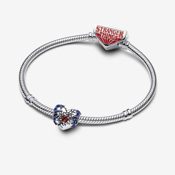 Charm Stranger Things, Cuore che si illumina al buio
