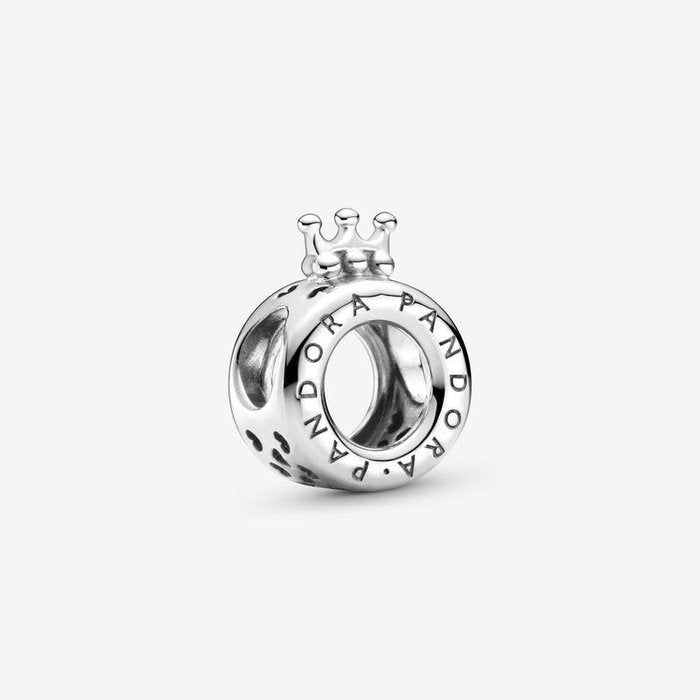 Charm Pandora con logo e O coronata